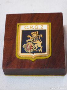 Military Antiques: METOPA / PISAPAPELES DE MADERA CON INSIGNIA EN METAL DEL C.R.G. 2